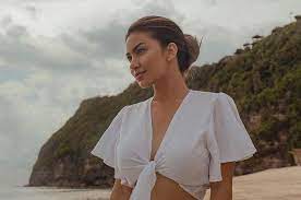 7 Gaya Seksi Aril Tatum Pakai Gaun Putih dengan Rambut Dikepang